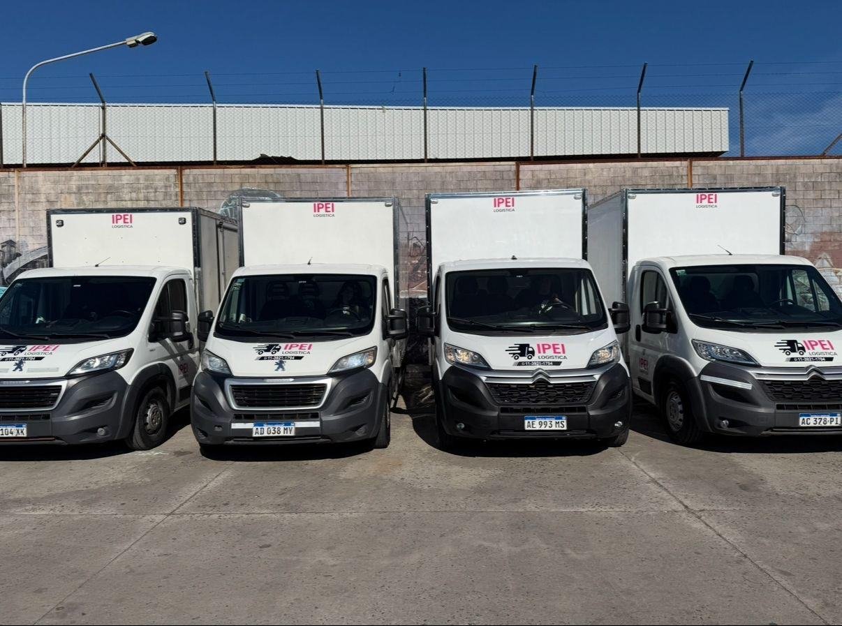 Furgones IPEI estacionados
